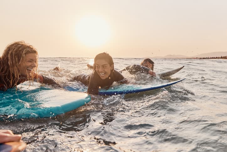 Leerlingen aan het surfen tijdens een schoolreis in Noord-Spanje