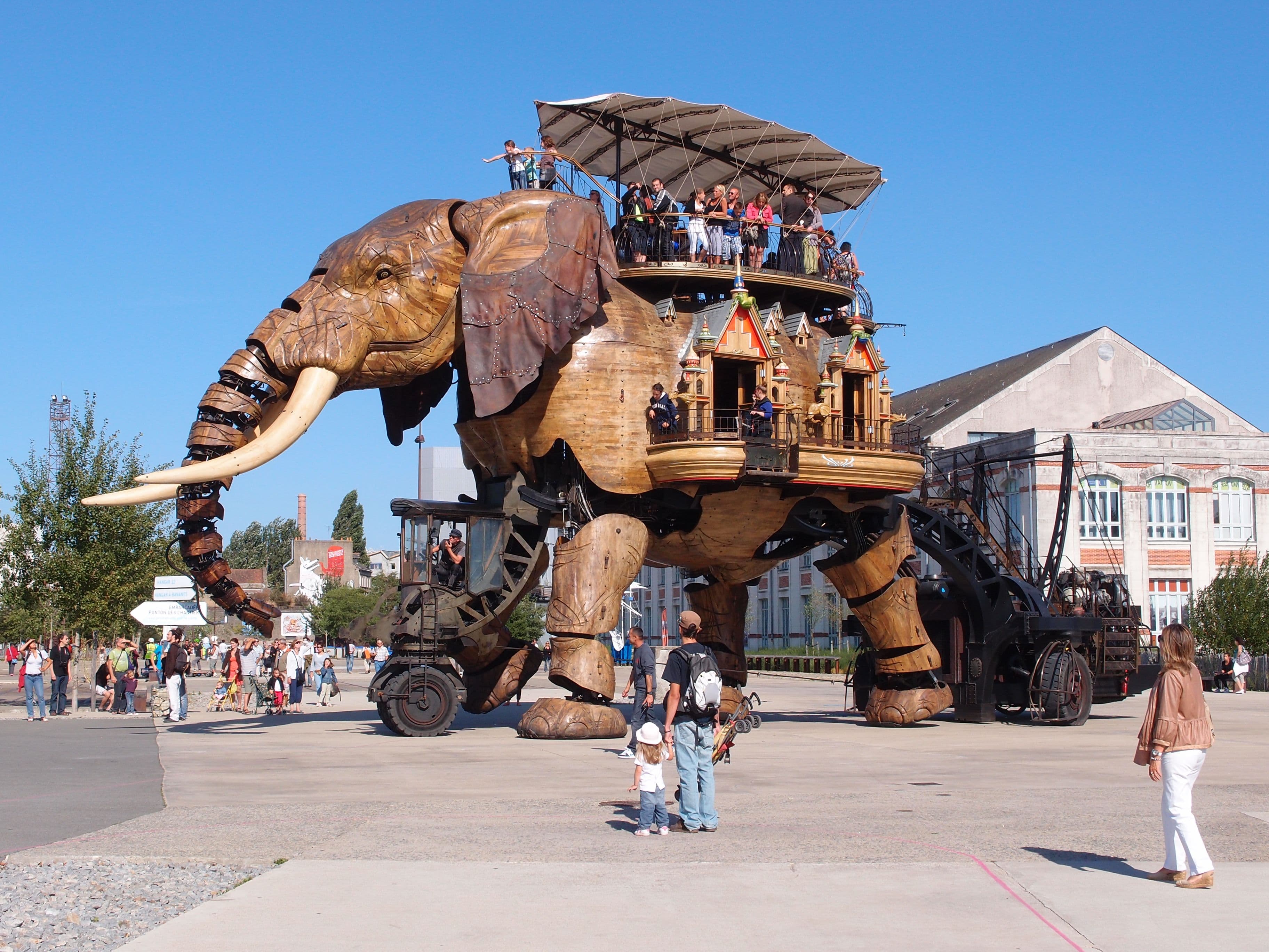 Viaje de fin de curso a Nantes con familias de acogida — El Grand Éléphant de Les Machines de l'île paseando con pasajeros a bordo