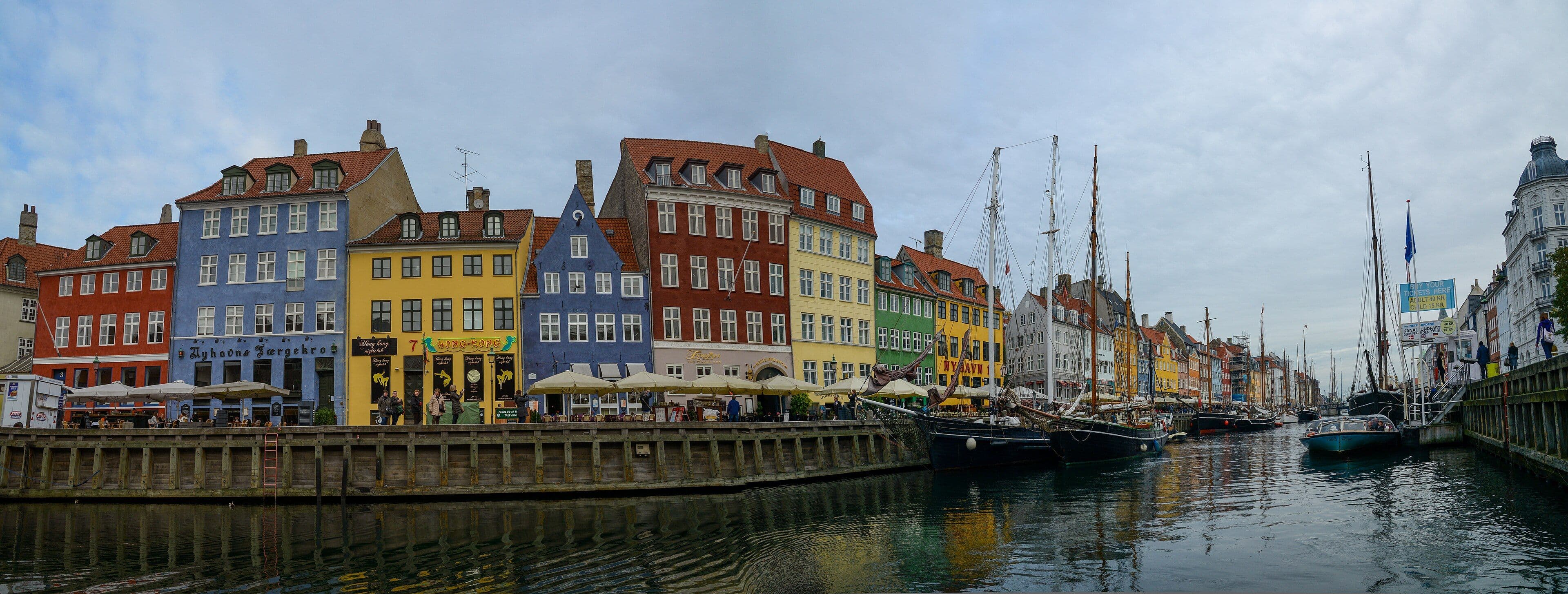 Les façanes de colors i els velers del canal de Nyhavn, a Copenhaguen