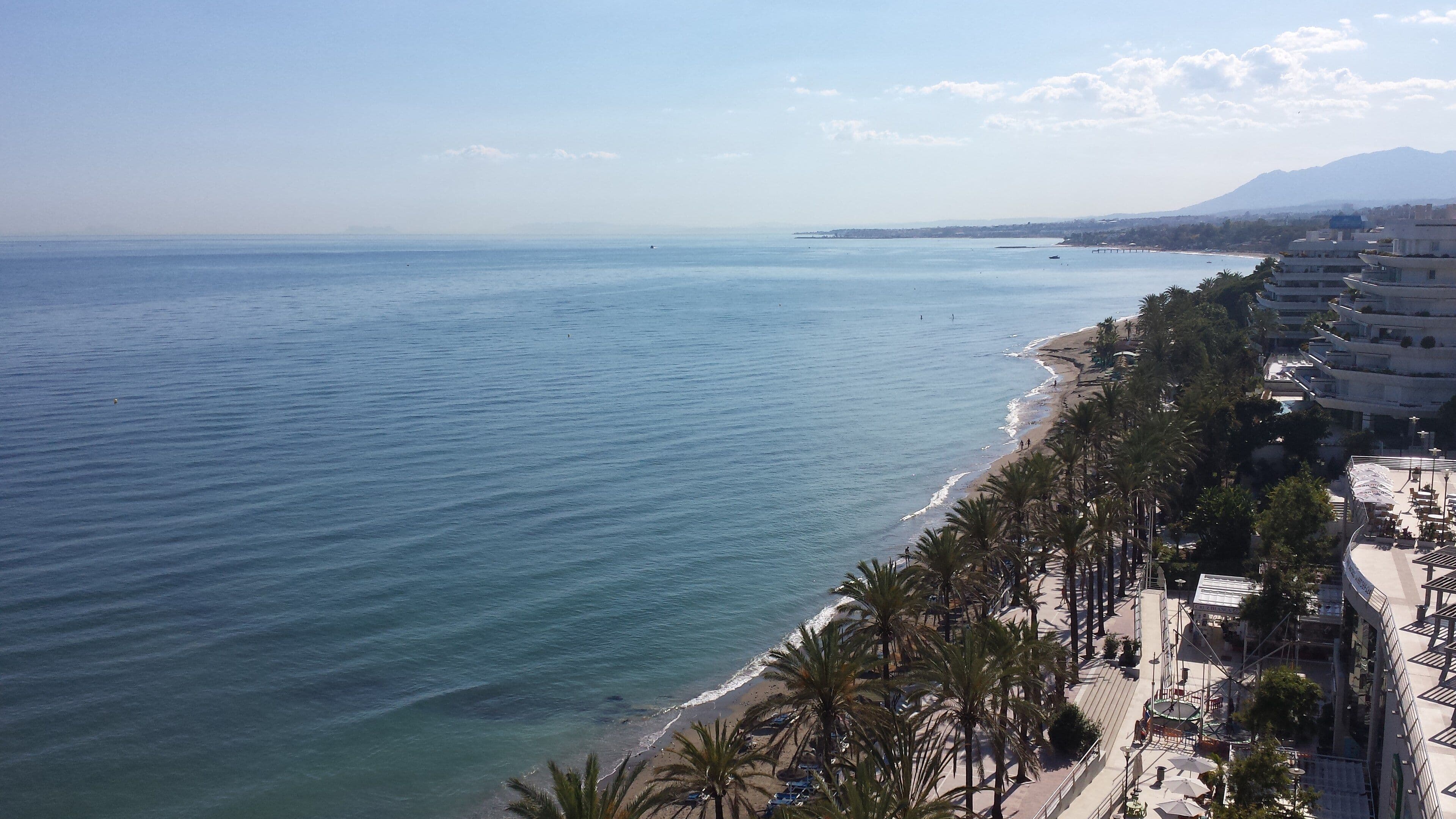 Litoral de Marbella vist des de dalt: mar turquesa, platja i passeig marítim amb palmeres