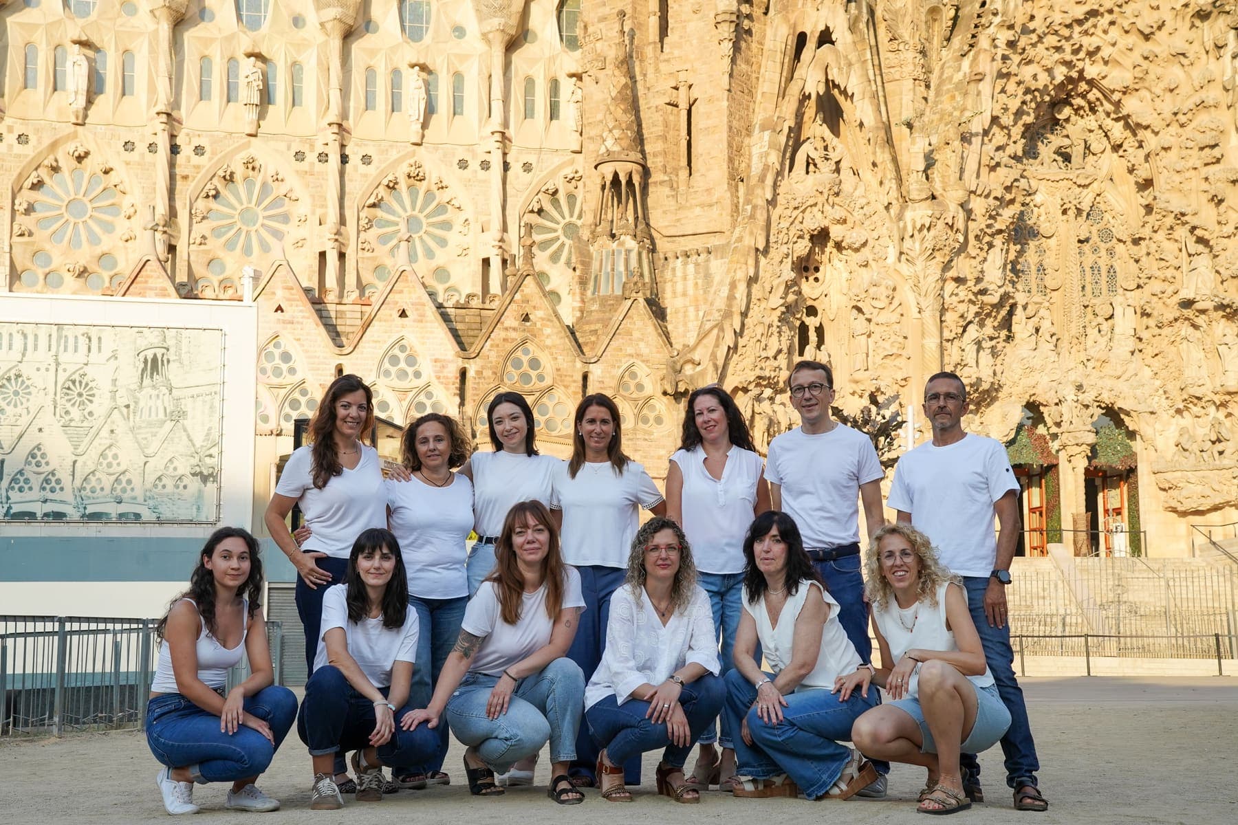 Het team van Viajes CumLaude voor de gevel van de Sagrada Família in Barcelona
