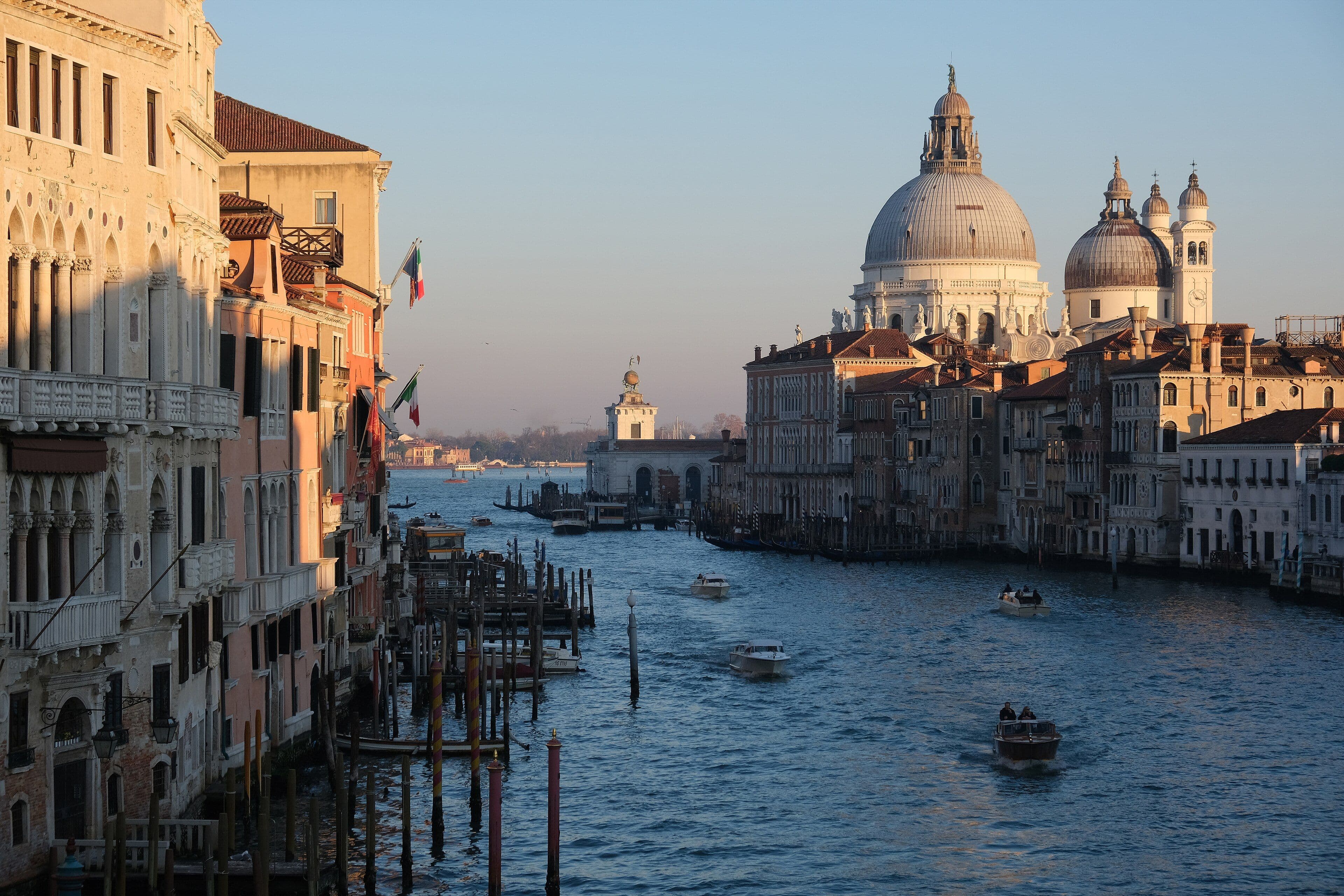 El Gran Canal de Venècia des del pont de l'Acadèmia, amb les cúpules de Santa Maria della Salute al fons i llanxes navegant