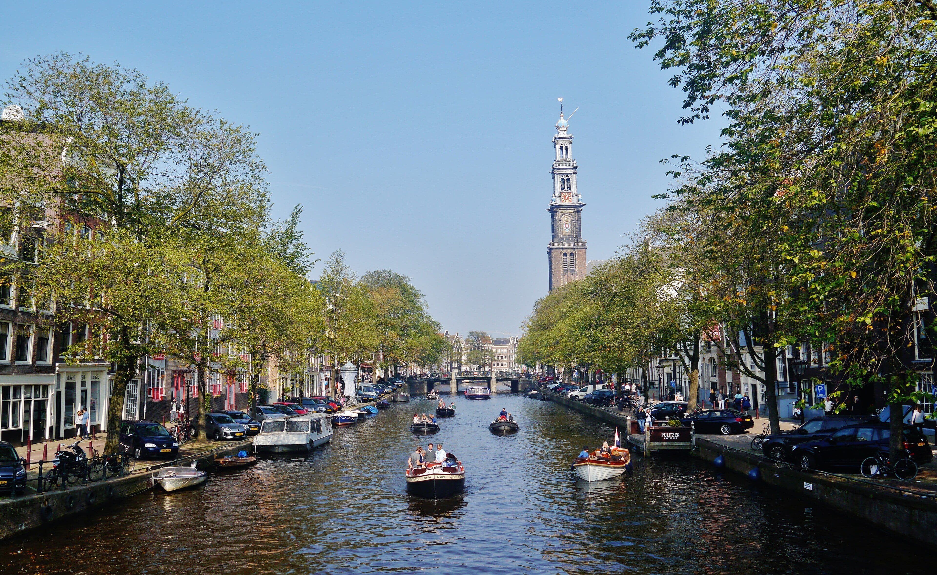Cases al costat d'un canal d'Amsterdam i la torre Westerkerk