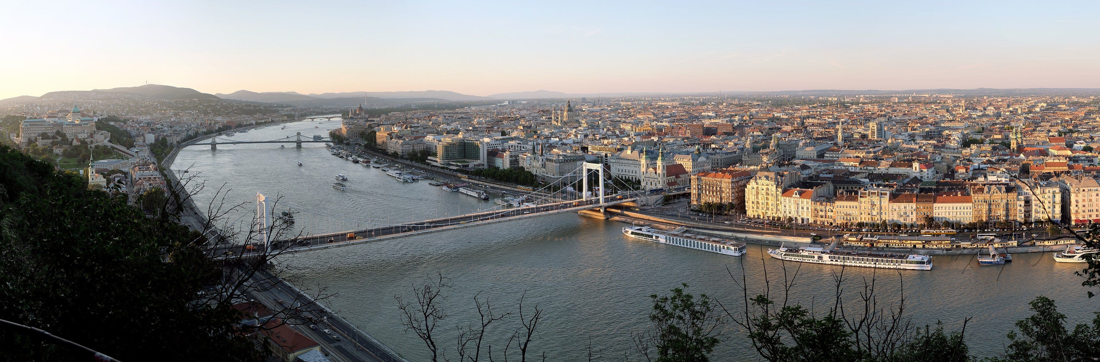 Panoràmica de Budapest i el Danubi des del turó Gellért, al capvespre