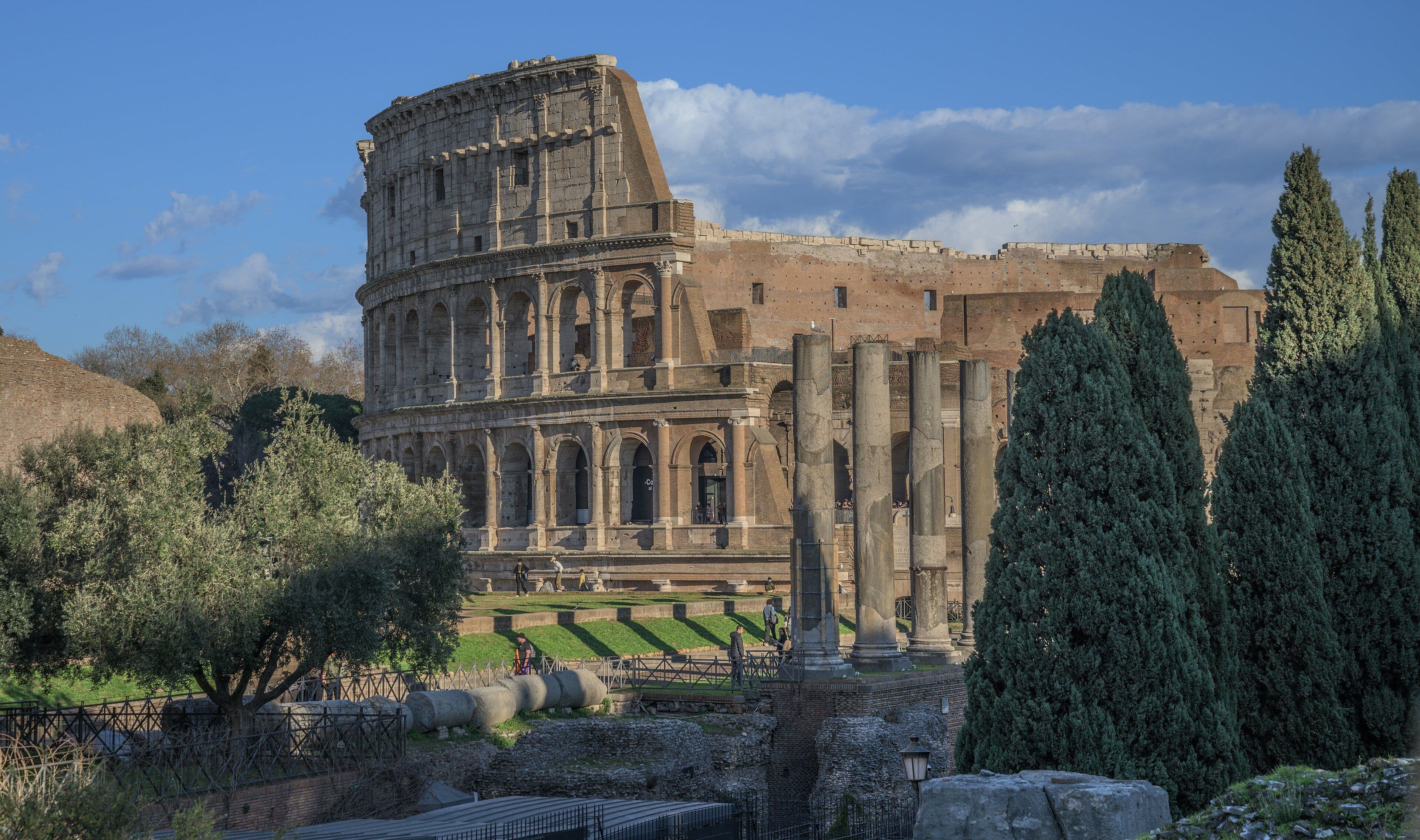Viaje de fin de curso a Roma con familias de acogida — El Coliseo visto desde el Foro Romano, entre cipreses