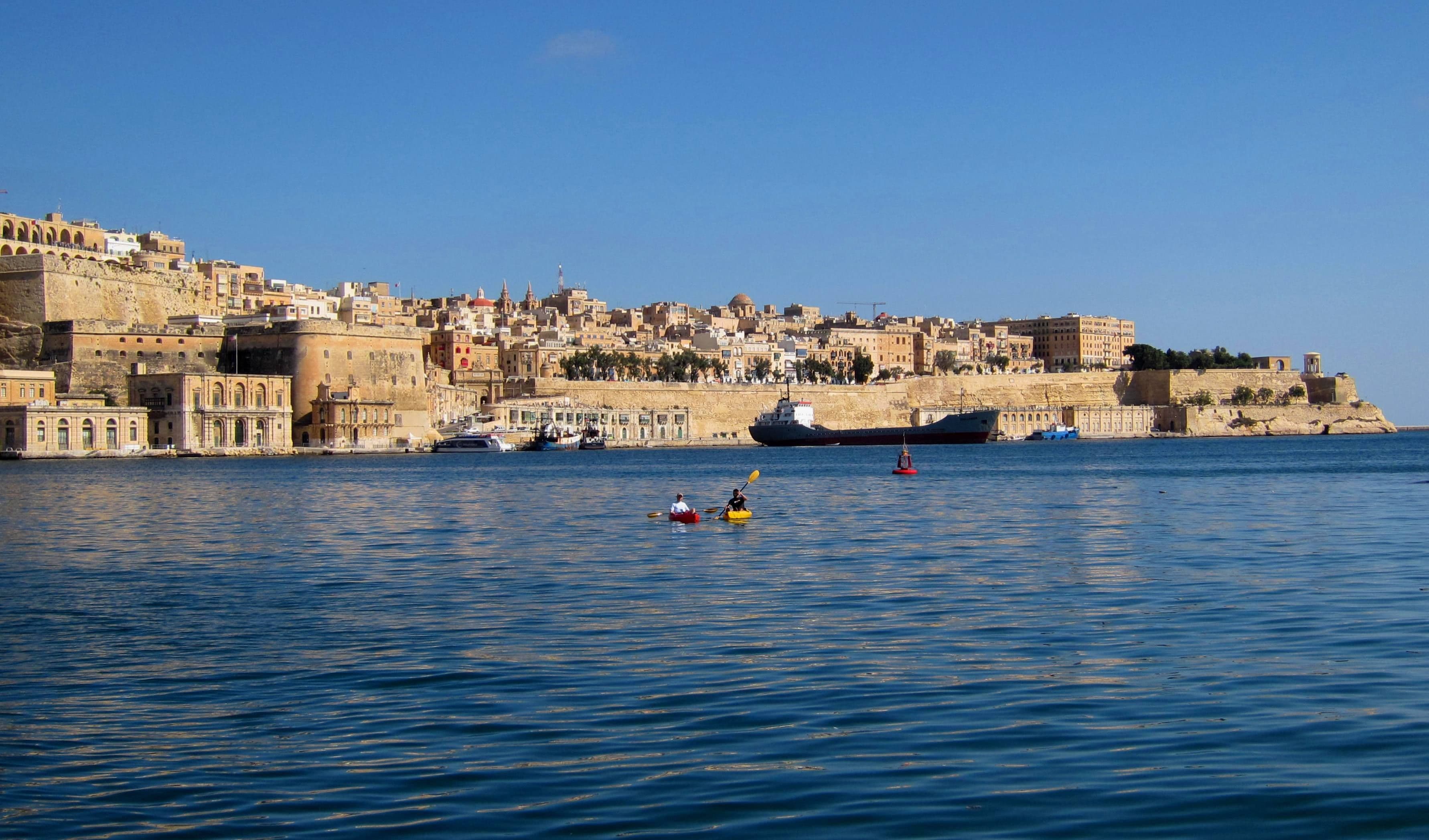 La Valeta vista desde el Grand Harbour, con las murallas y los edificios de piedra dorada sobre el agua