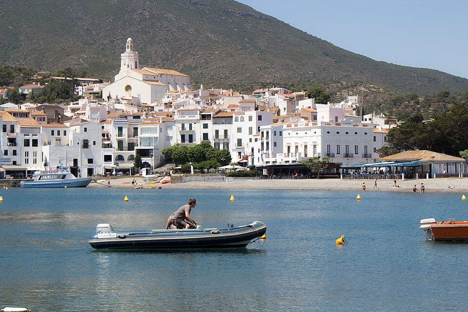 La badia de Cadaqués amb les seves cases blanques