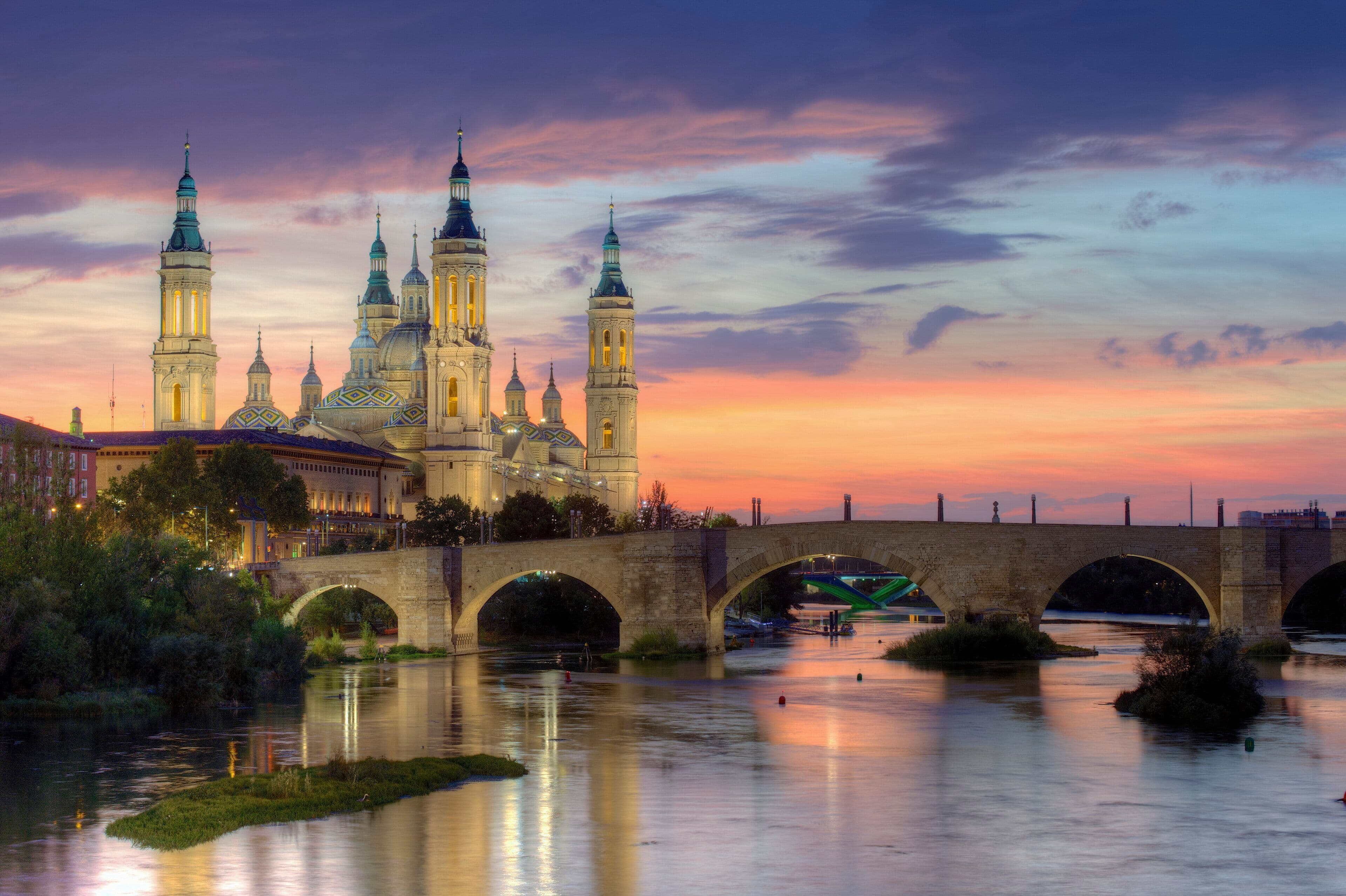 La basílica del Pilar y el puente de Piedra sobre el Ebro al atardecer