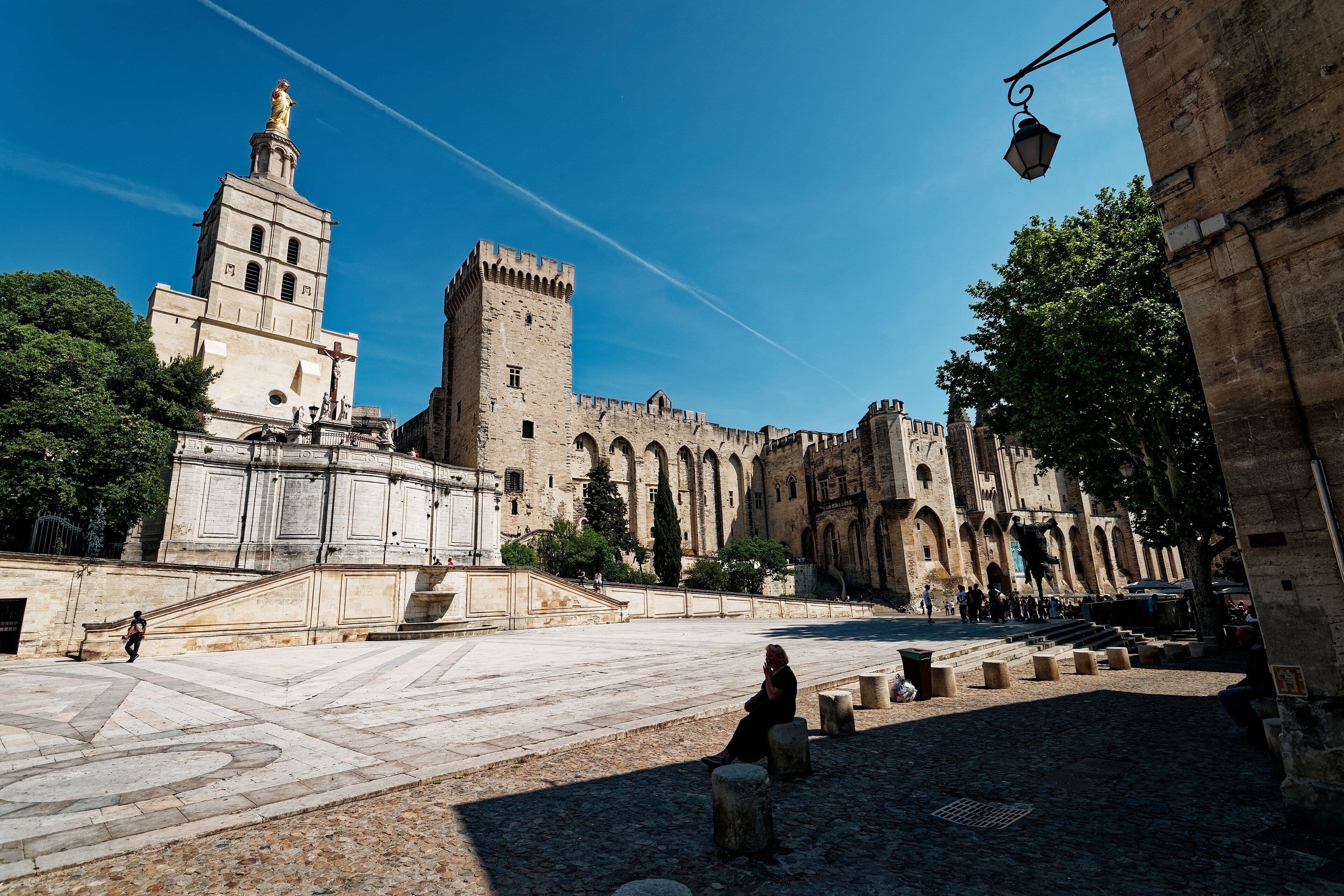 La plaça del Palau dels Papes d'Avinyó, amb la catedral de Notre-Dame des Doms