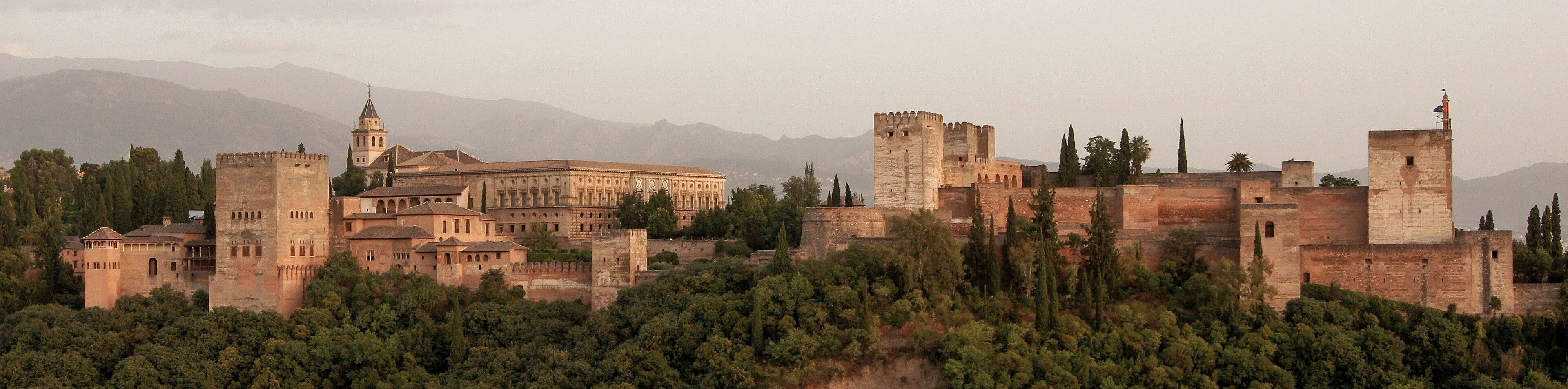 Vista panoràmica de l'Alhambra des del mirador de San Nicolás al capvespre