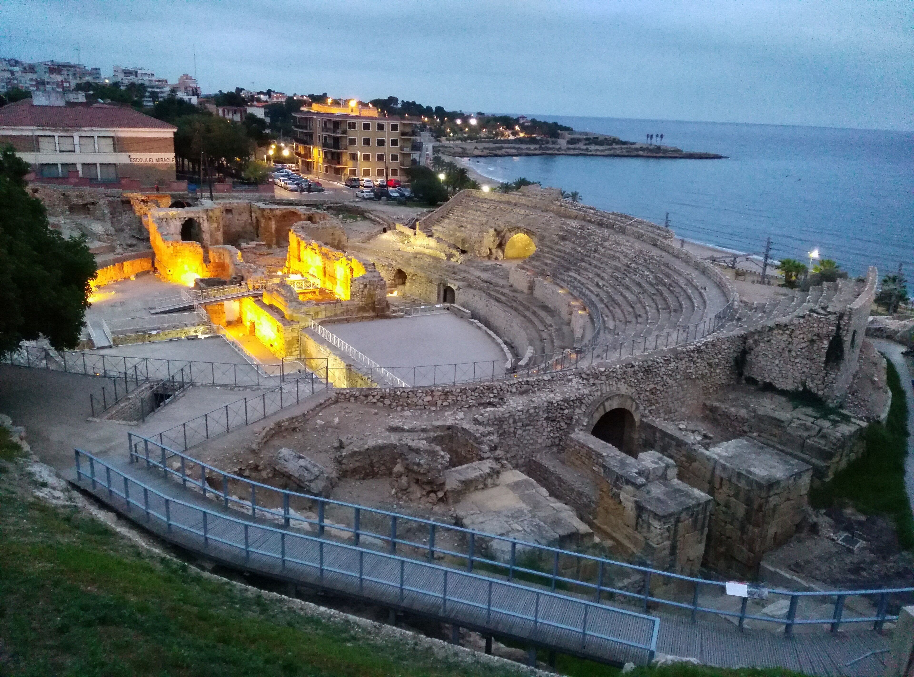 Anfiteatro romano de Tarragona junto al mar