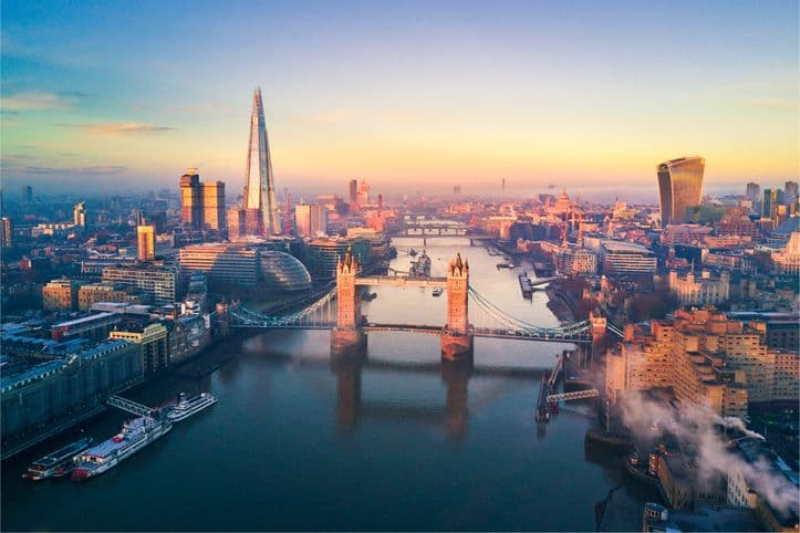 Vista aérea de Londres con el Tower Bridge, el Támesis y el Shard