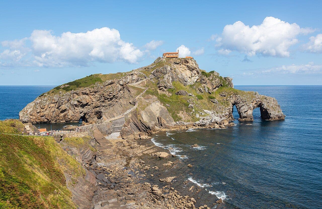 Viaje de fin de curso de multiaventura en el País Vasco — San Juan de Gaztelugatxe