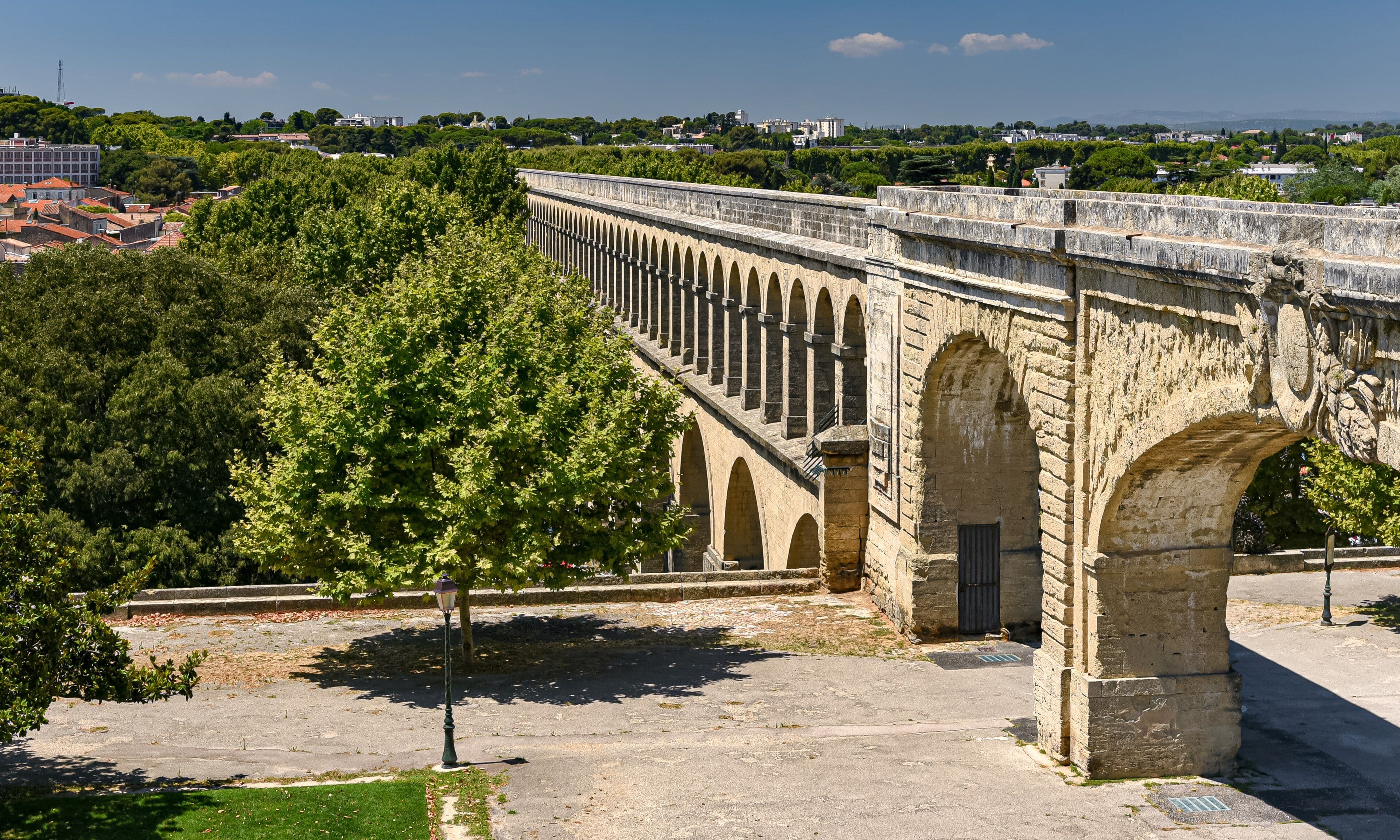 Las arcadas del acueducto de Saint-Clément de Montpellier desde la explanada del Peyrou, a plena luz