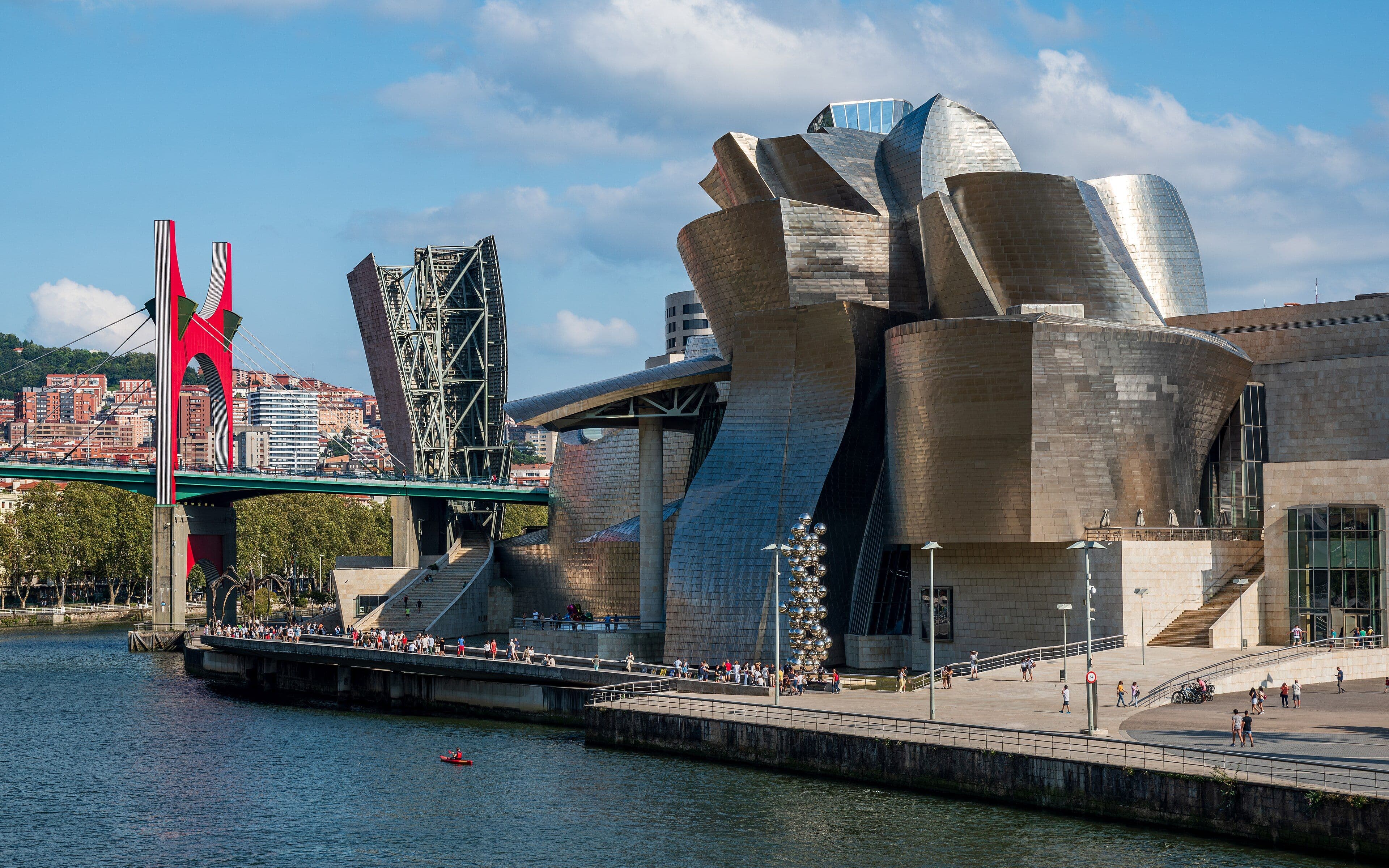 El Museu Guggenheim de Bilbao vora la ria del Nervión, amb el pont de La Salve a l'esquerra