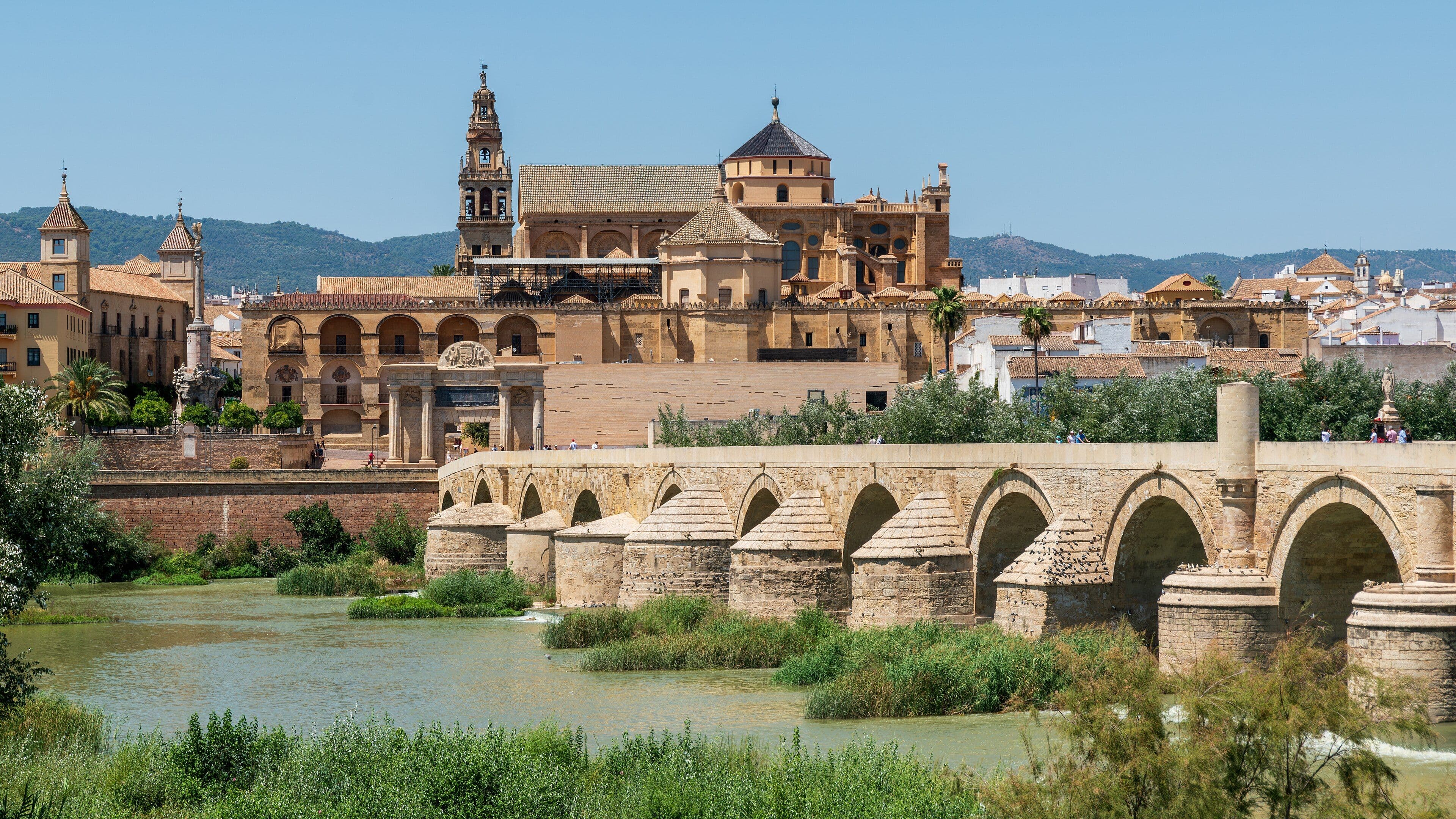 El nucli històric de Còrdova amb la Mesquita-Catedral i el Pont Romà