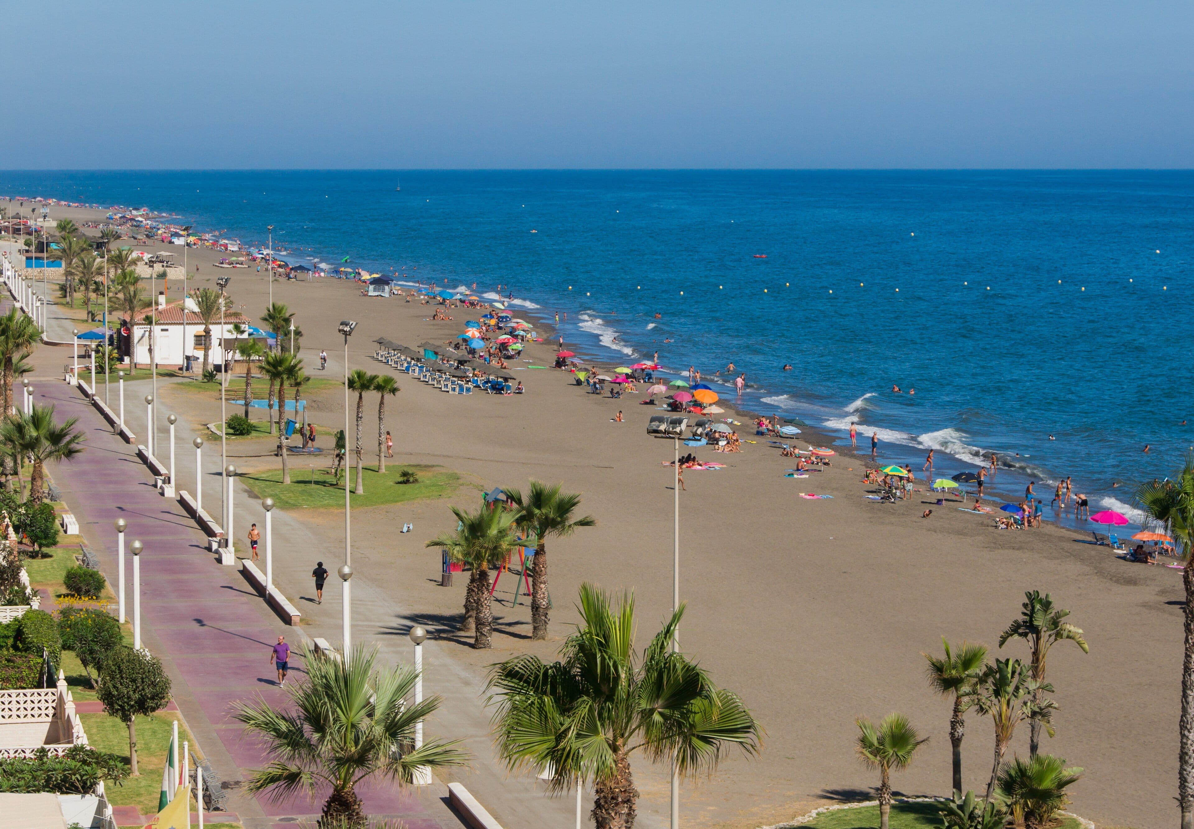 Platja del Rincón de la Victoria amb la Mediterrània i la línia de costa