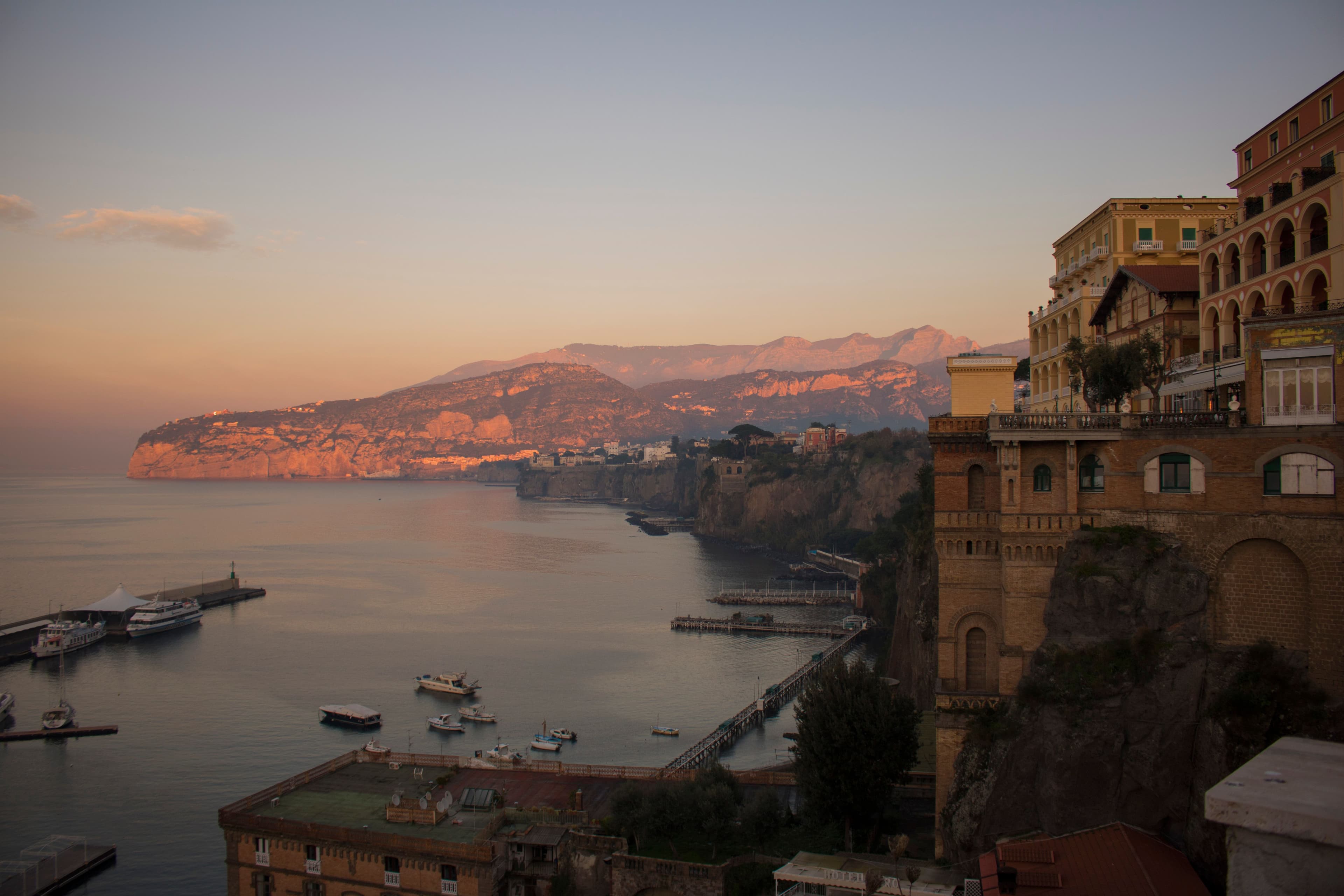 Sorrento al atardecer, con sus acantilados sobre el golfo de Nápoles