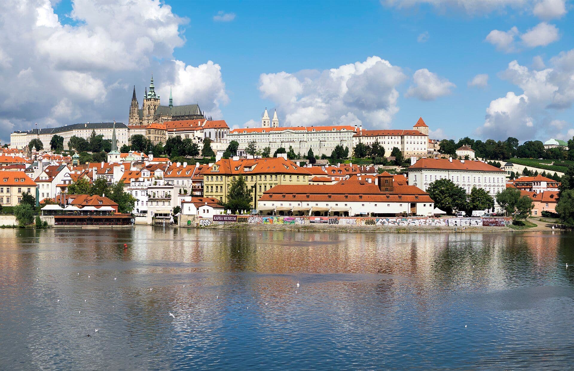 Recinto del Castillo de Praga sobre la ciudad