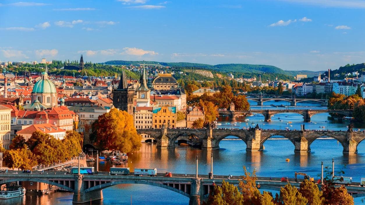 Panorámica de Praga con el río Moldava y el Puente de Carlos