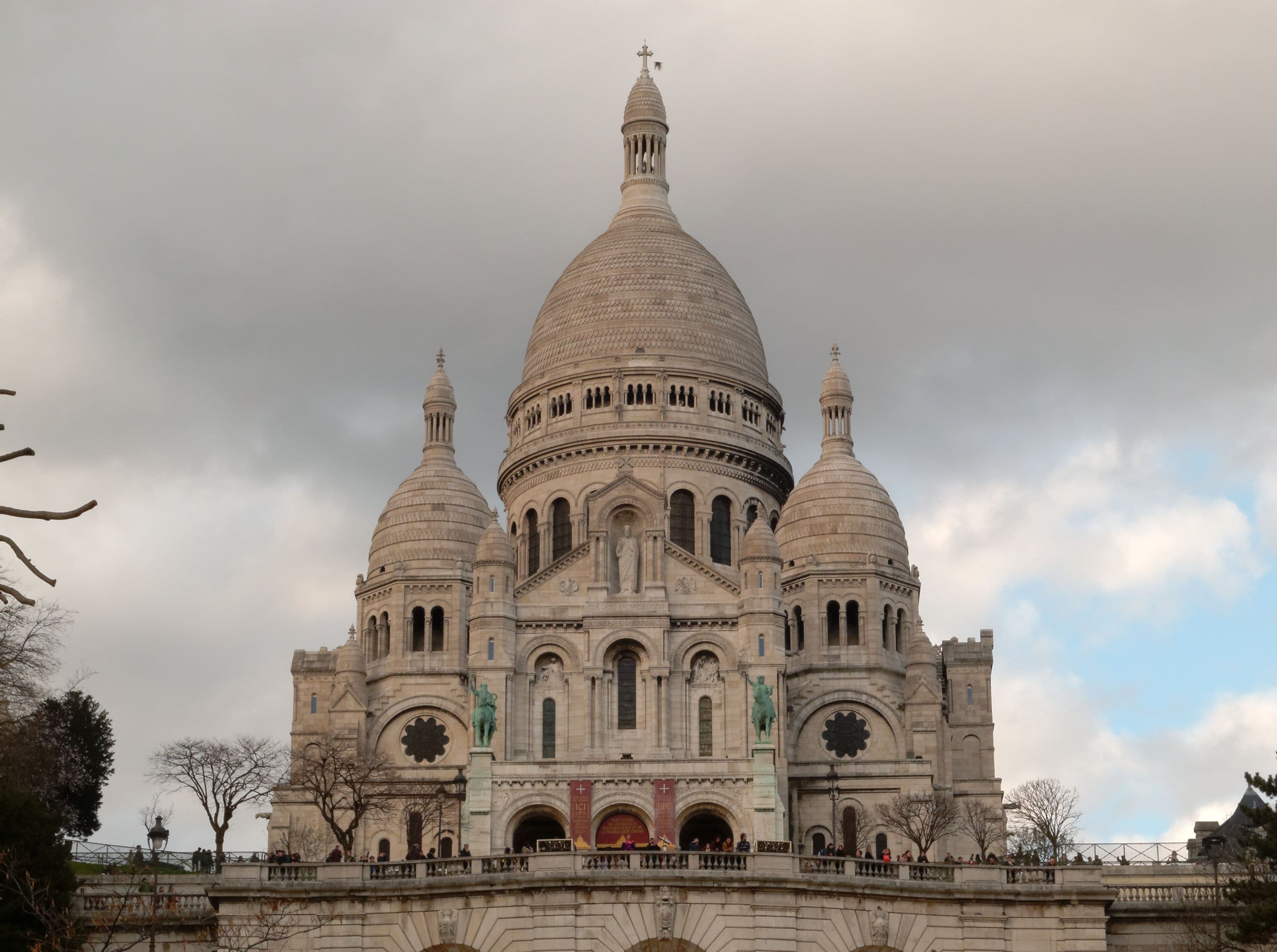 Fachada de la basílica del Sacré-Cœur de Montmartre bajo un cielo nublado