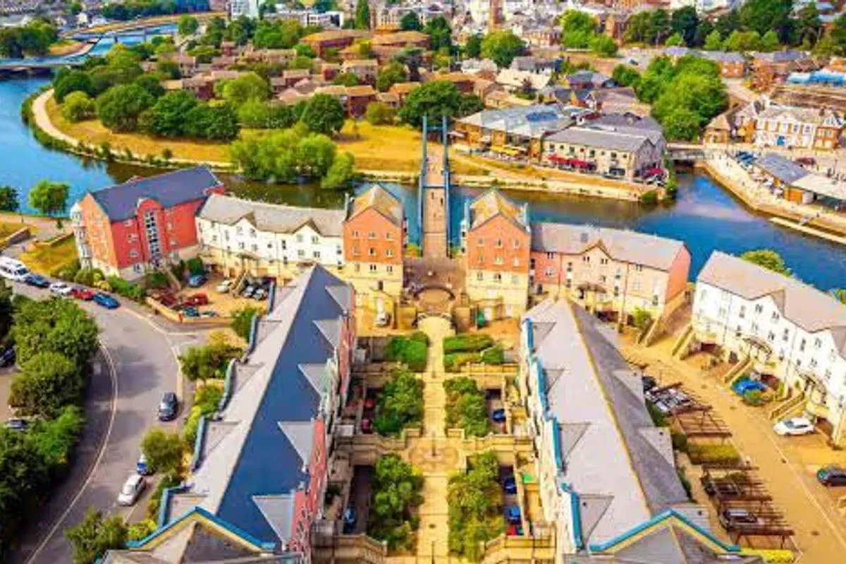 Exeter desde el aire, con el río y las casas del muelle