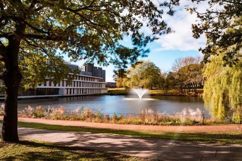 Campus de la Universidad de Essex en Colchester, con el lago y los jardines
