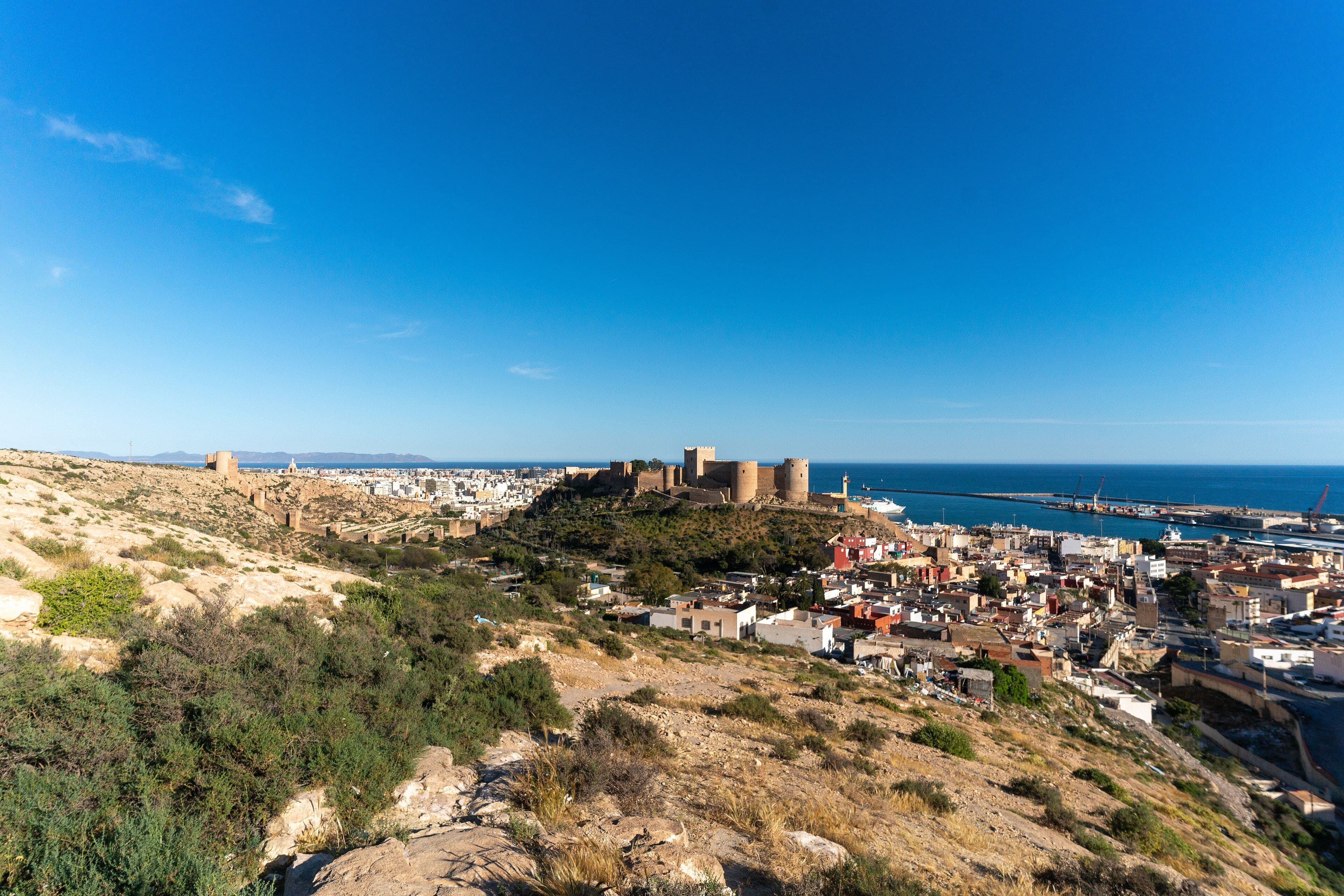 Vista d'Almeria des del turó, amb l'Alcassaba sobre la ciutat i el port al fons