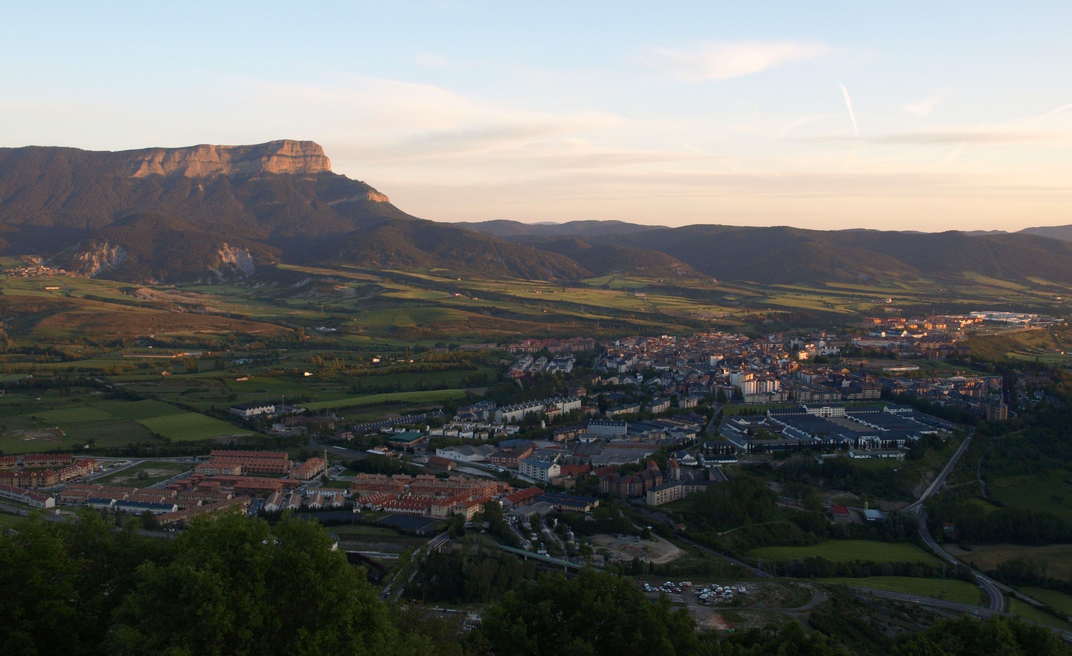 Jaca al capvespre vista des del turó de Rapitán, amb la Penya Oroel retallada al fons