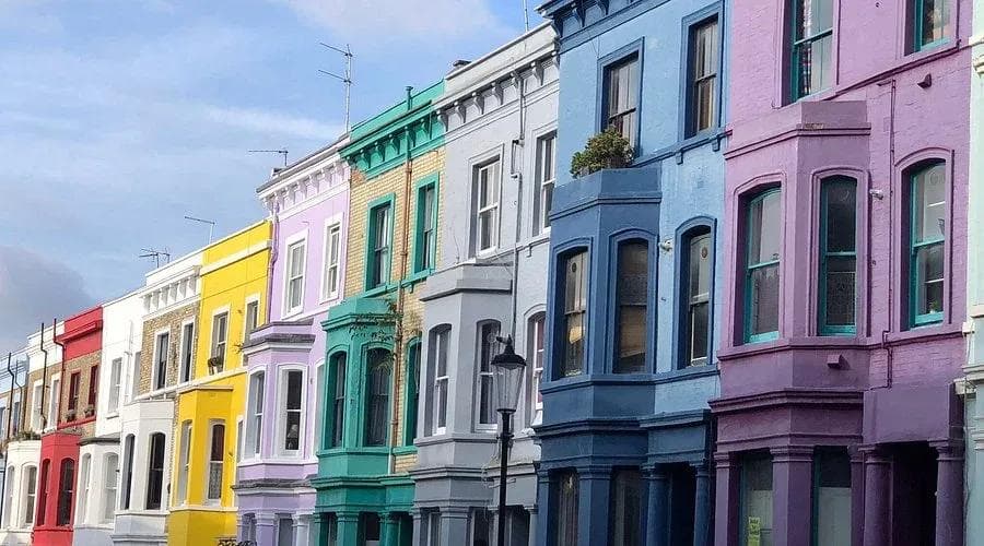 Cases de colors de Notting Hill en un viatge de fi de curs a Londres amb allotjament en famílies