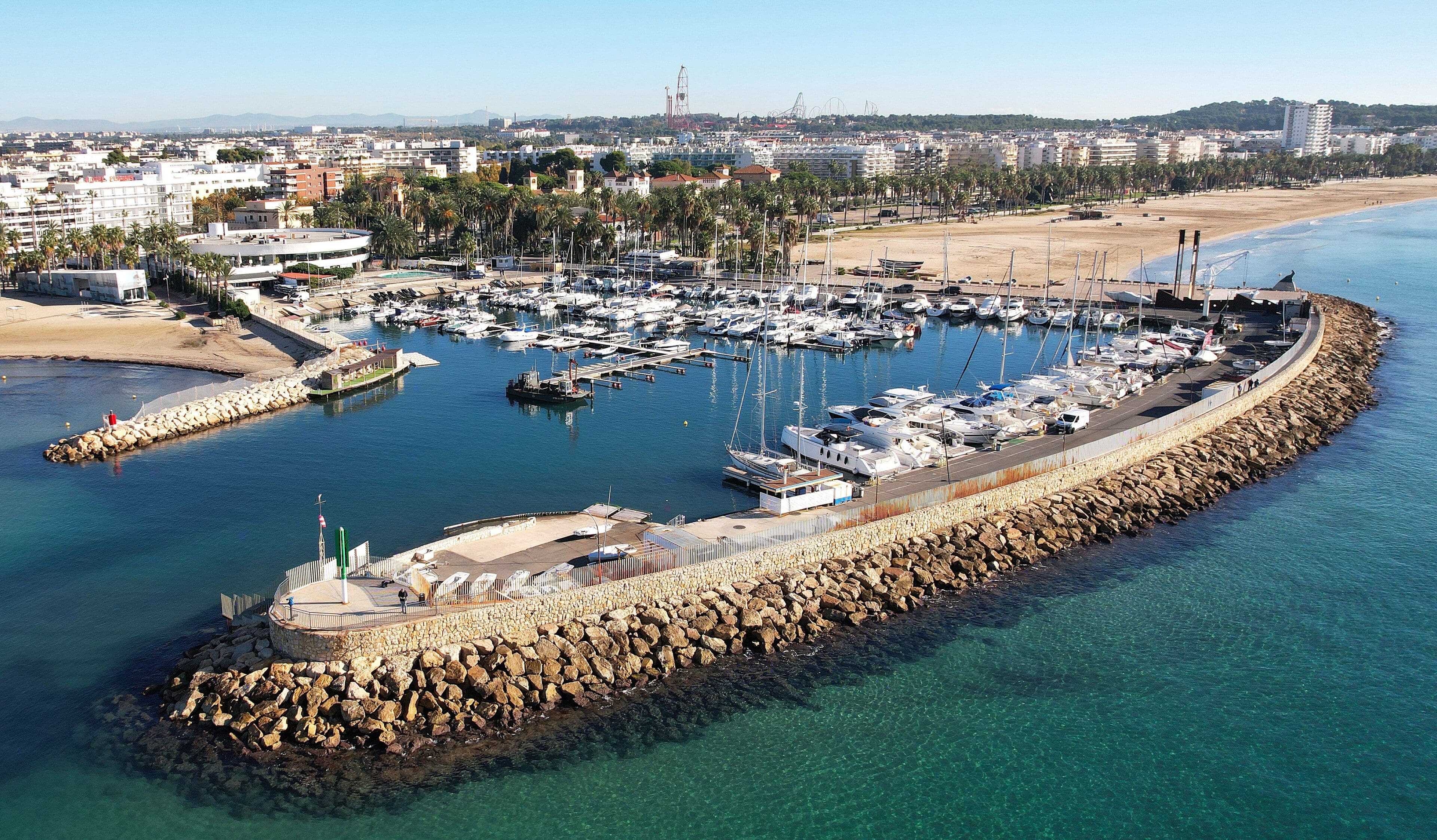 Vista aèria del port esportiu de Salou amb la platja i el poble al fons