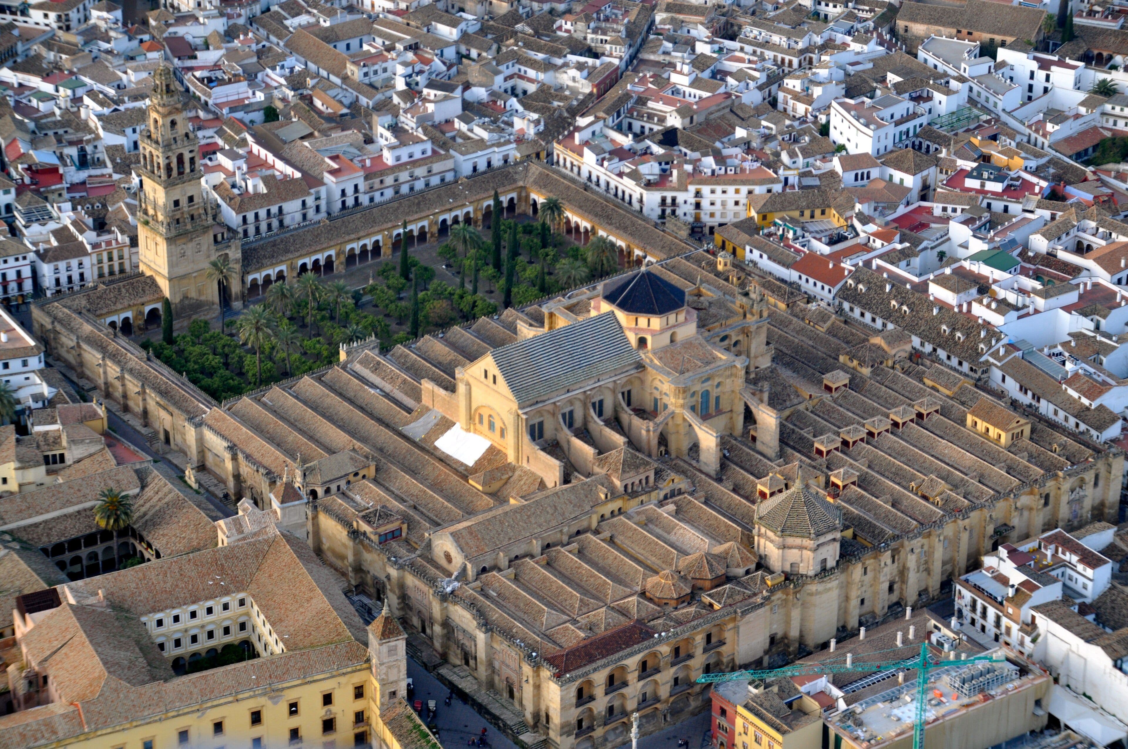 Vista aérea de la Mezquita-Catedral de Córdoba con el Patio de los Naranjos